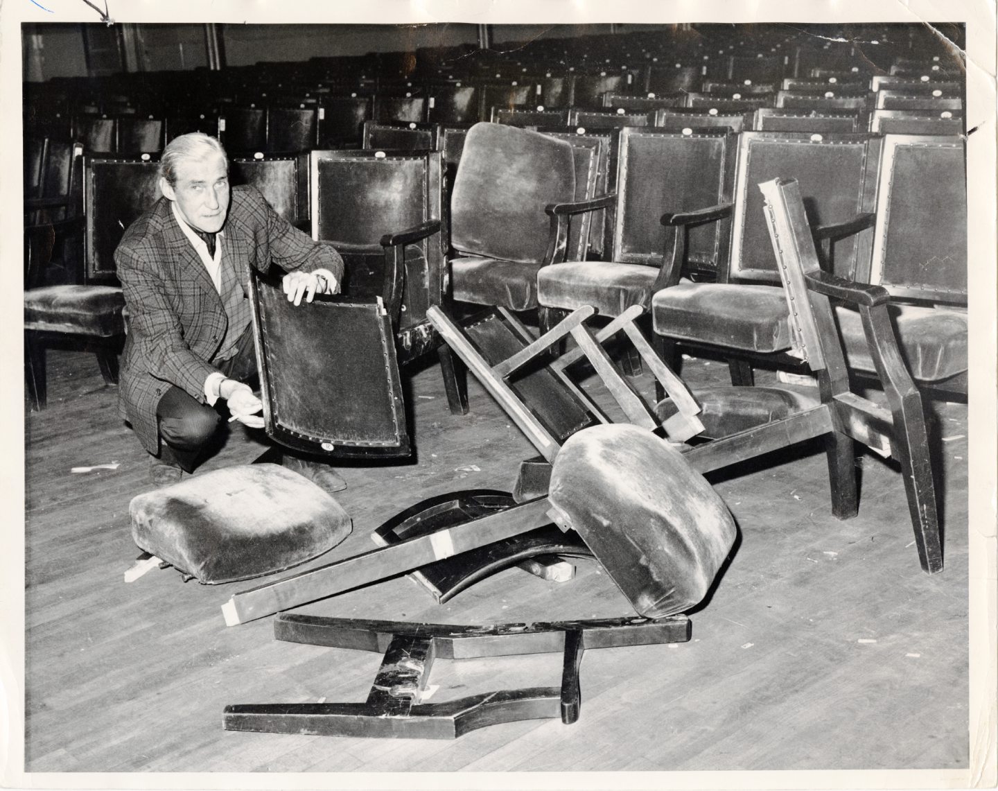 Le gardien du Music Hall d'Aberdeen, Ted Burnett examine les dégâts.